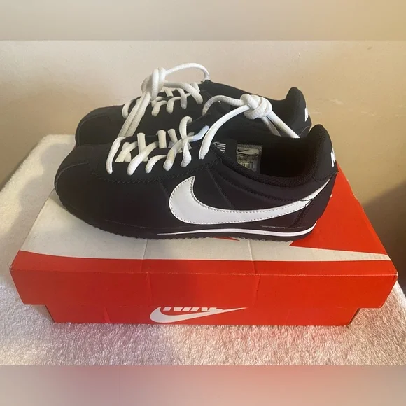 Nike Cortez - Picture 3 of 9